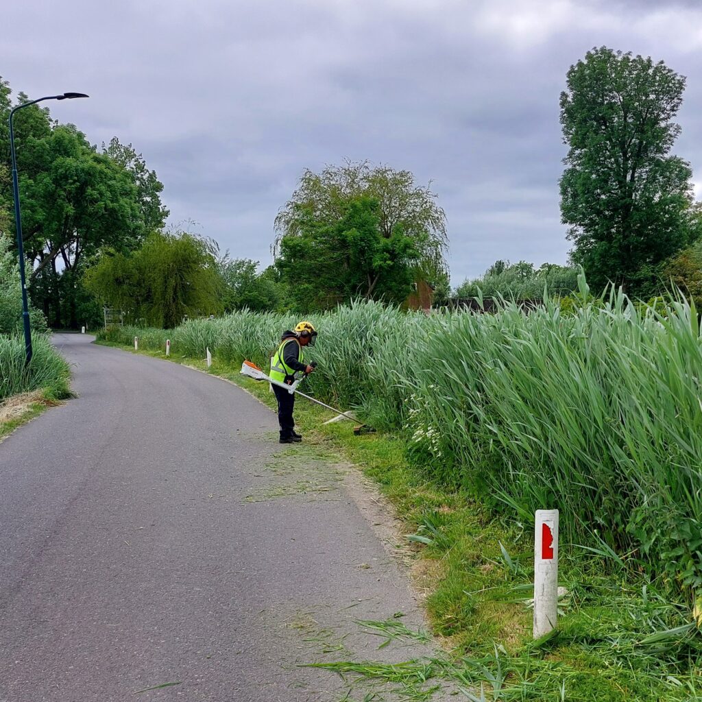 Schampblokken beschermen de berm tegen parkeren en gemotoriseerd verkeer