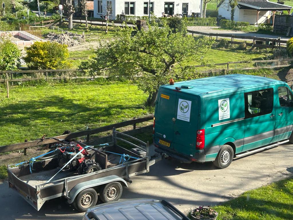 Met een eenasser maai je schuine hellingen, kun je krappe bochten maken en maaien op plakken waar zwaardere machines wegzakken