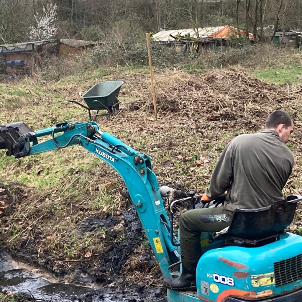 Deze natuurspeelplaats met 'tiny forest' is weer toegankelijk. Spelen maar!